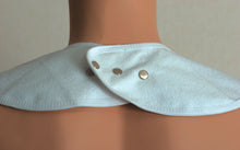 Görseli galeri görüntüleyiciye yükleyin, Medtex Caress G425 Yıkanabilir,Sıvı Geçirmez,Çıtçıtlı Yetişkin Yemek Önlüğü