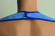 Load image into Gallery viewer, Caretex Caress G885 Yıkanabilir, Sıvı Geçirmez, Çıtçıtlı ve Cepli Yetişkin Yemek Önlüğü - Medtex by Texmart
