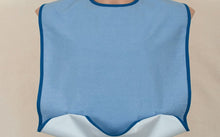 Load image into Gallery viewer, Caretex Caress G885 Yıkanabilir, Sıvı Geçirmez, Çıtçıtlı ve Cepli Yetişkin Yemek Önlüğü - Medtex by Texmart
